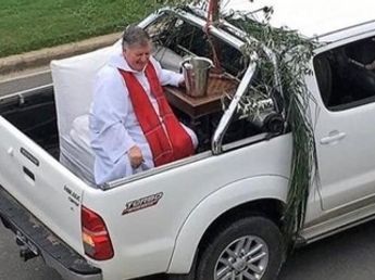 Condenaron a un sacerdote por abuso: se había hecho viral en pandemia por bendecir en una 4x4