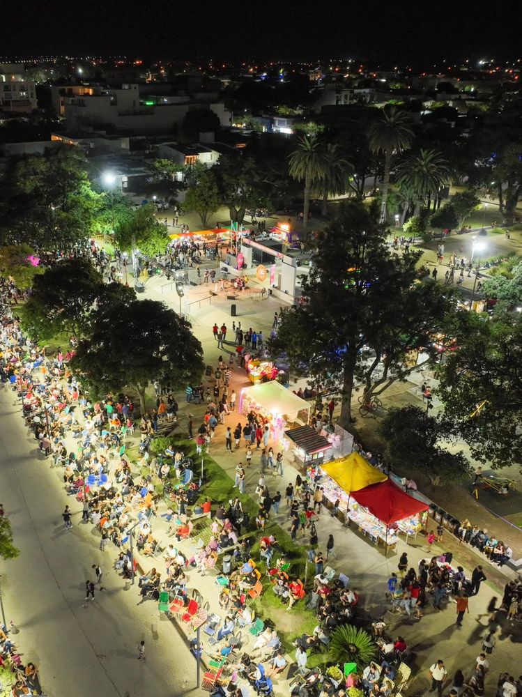 Arroyito vivió su noche de carnaval con mucho colorido en Plaza 25 de Mayo