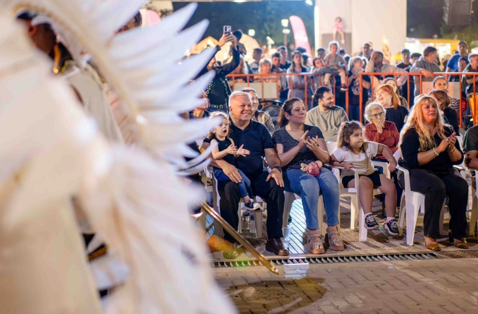Arroyito vivió su noche de carnaval con mucho colorido en Plaza 25 de Mayo