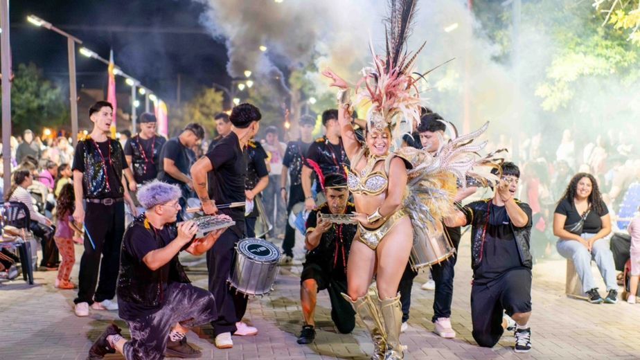 Arroyito vivió su noche de carnaval con mucho colorido en Plaza 25 de Mayo