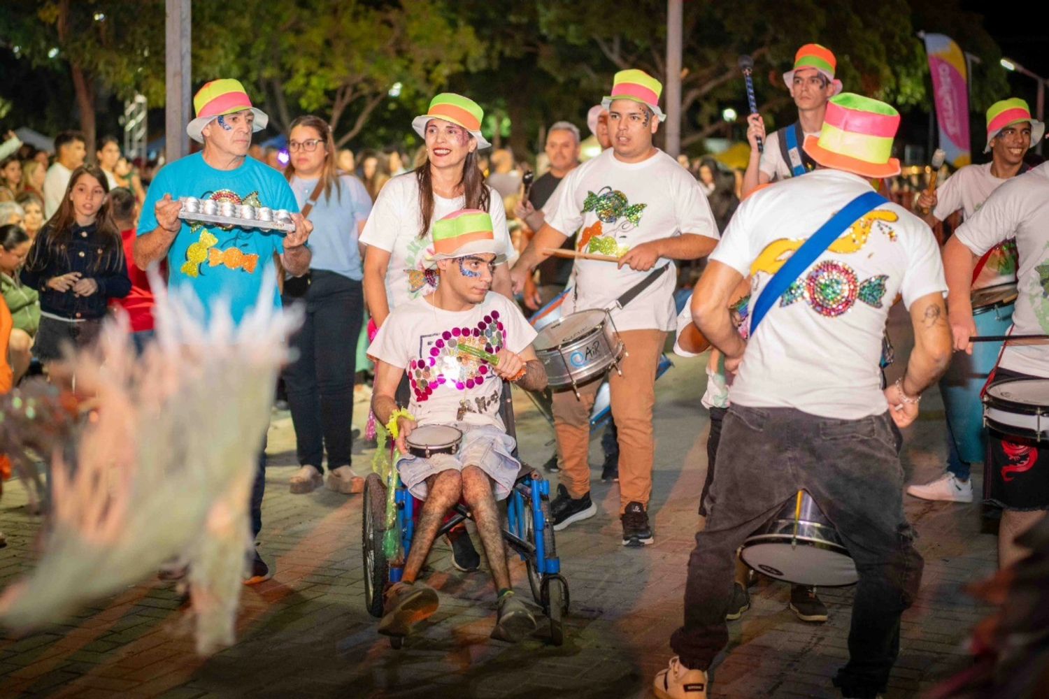 Arroyito vivió su noche de carnaval con mucho colorido en Plaza 25 de Mayo