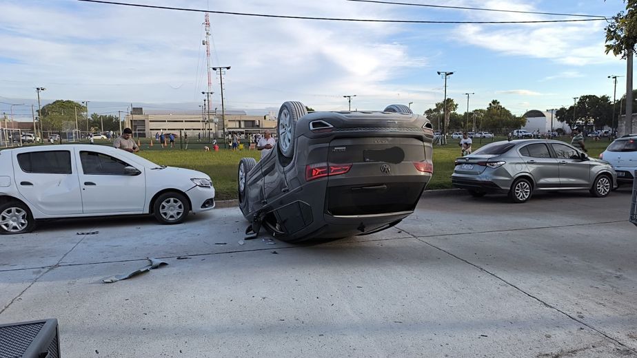 Perdió el control de su auto, chocó con otros dos estacionados y terminó en un tumbo