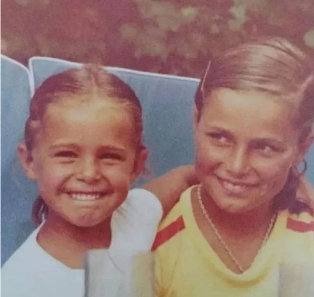 Denise Dumas y su hermana
