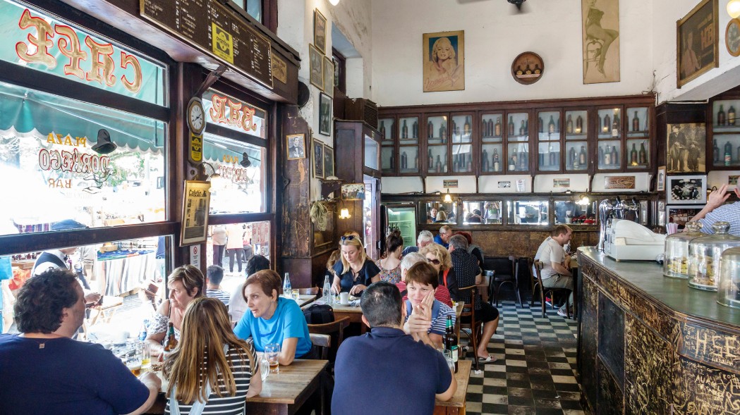 Plaza Dorrego Bar: tras 5 años cerrado, vuelve a abrir el café donde se reconciliaron Borges y Sábato en San Telmo