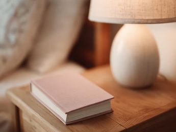 Cuáles son los libros que no hay que poner nunca en la mesita de luz, según el Feng Shui