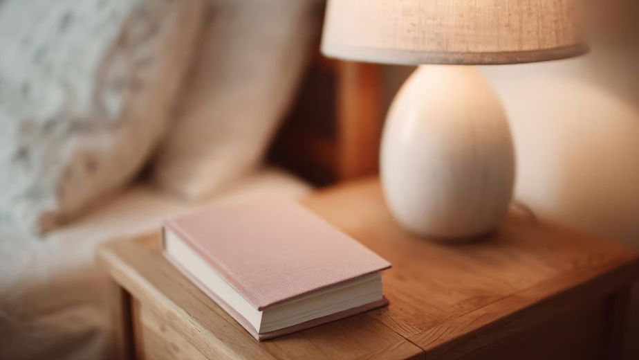 Cuáles son los libros que no hay que poner nunca en la mesita de luz, según el Feng Shui
