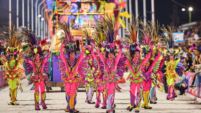 Papelitos alzó la copa y es pentacampeona de la Fiesta Nacional del Carnaval del País 2026.