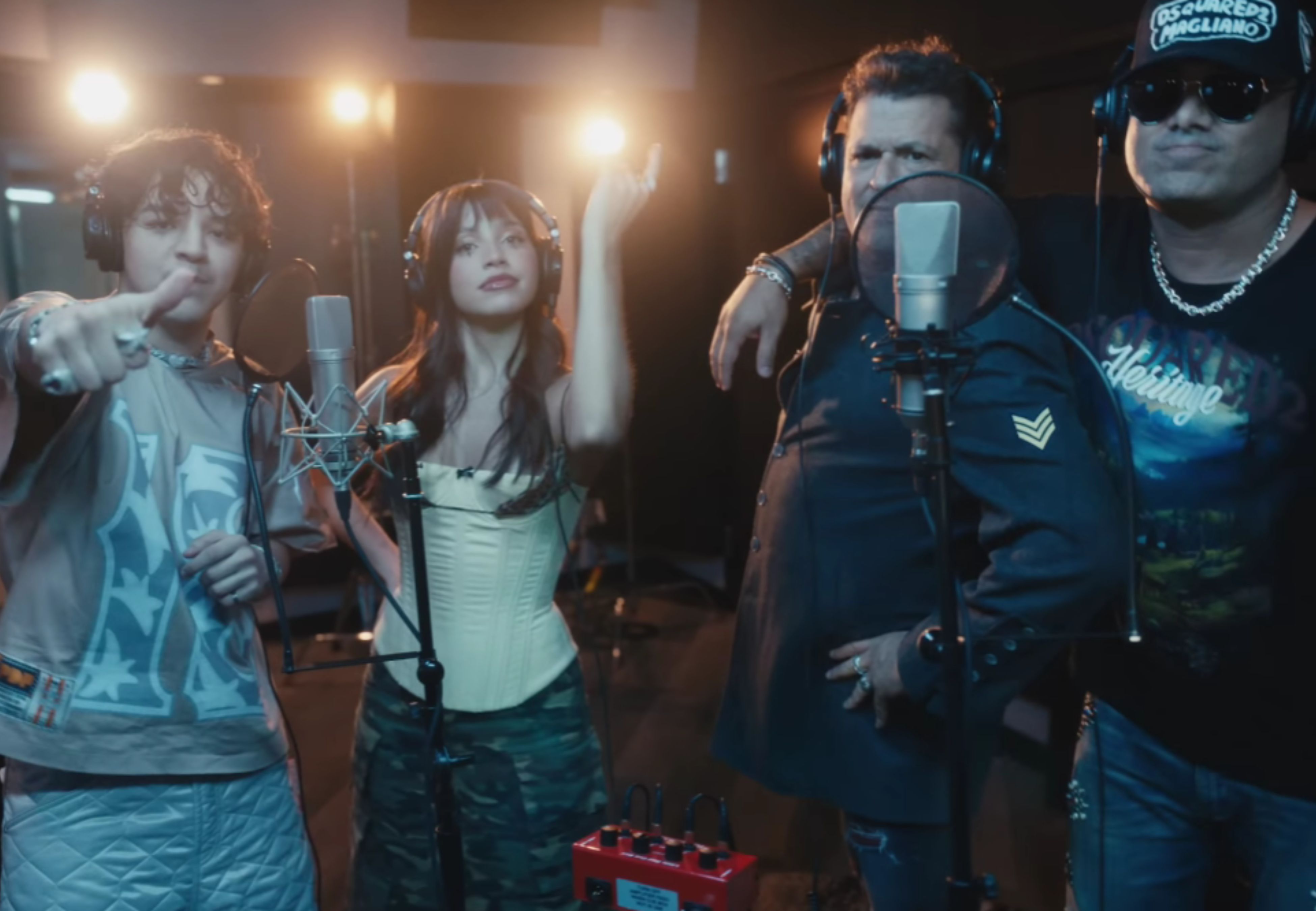 Escenas del videoclip grabado en un estudio.