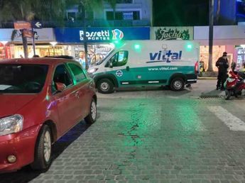 Choque en pleno centro: una mujer fue hospitalizada tras un accidente entre un auto y una moto