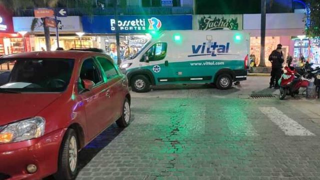 Choque en pleno centro: una mujer fue hospitalizada tras un accidente entre un auto y una moto