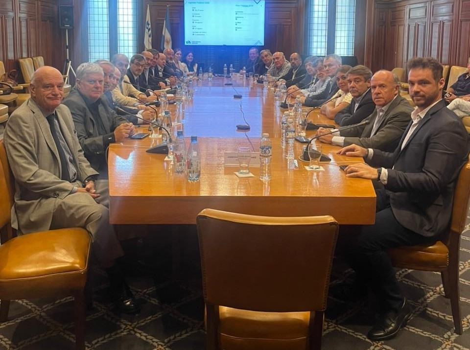 La Unión Industria Argentina (UIA) advirtió al Gobierno de que es "crítica" la situación que atraviesan muchas empresas del sector manufacturero y pidió "respeto" hacia los empresarios.