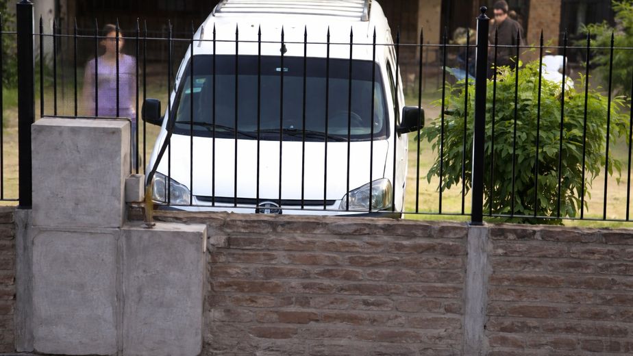 Brutal ataque en Lomas de Zamora: acusó a su novia de infiel, la agarró de los pelos y le disparó en plena calle
