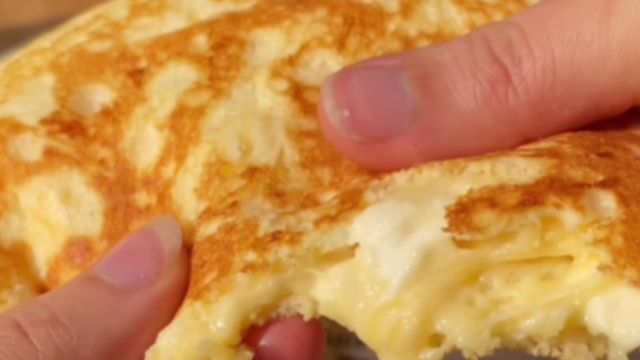Panqueque de chipa listo en menos de 10 minutos, ideal para desayunar.