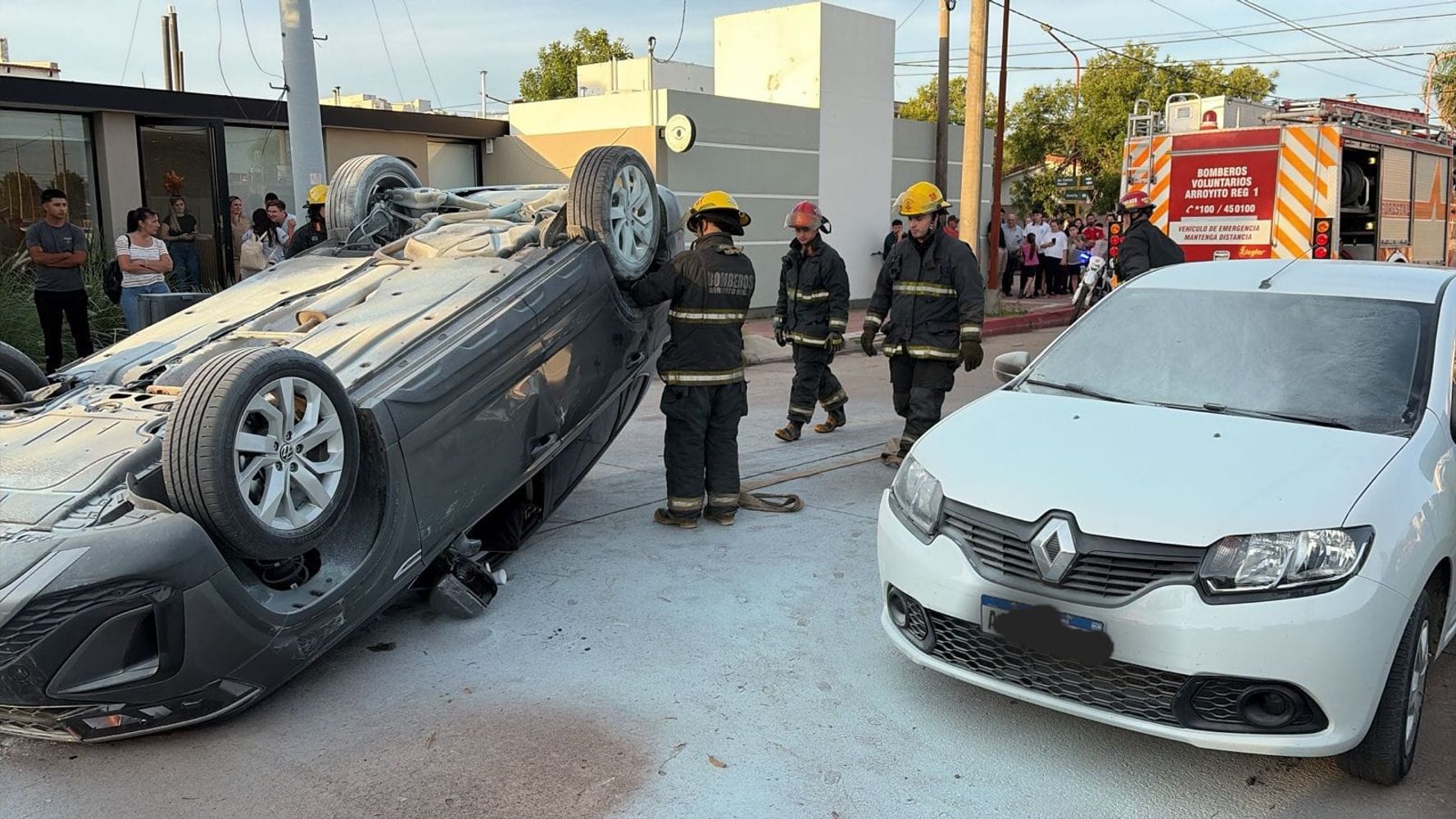 Perdió el control de su auto, chocó con otros dos estacionados y terminó en un tumbo