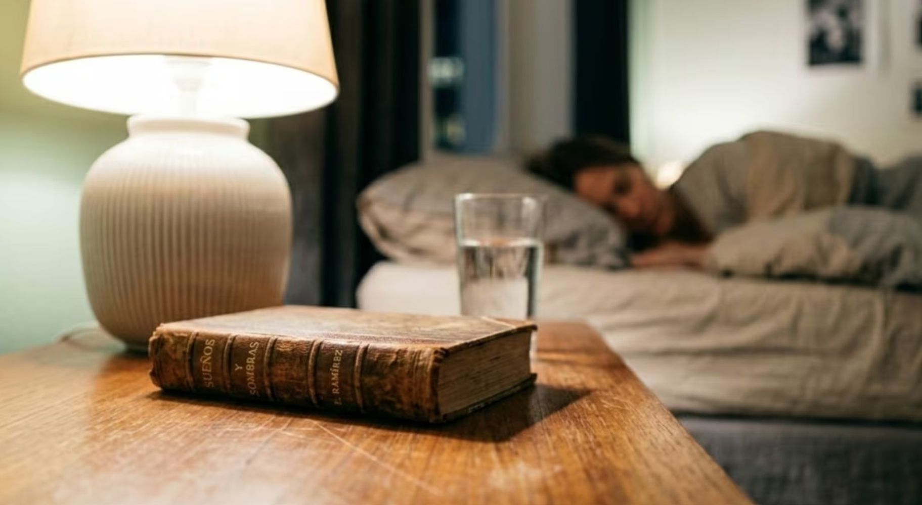 Un solo libro de lectura relajante puede mejorar la atmósfera del dormitorio según la tradición china.