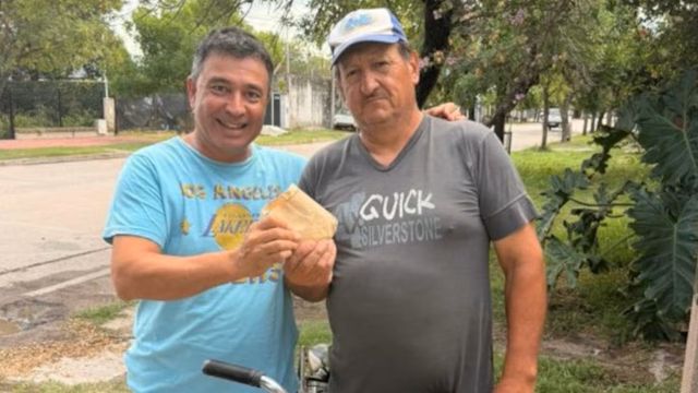 Sergio Moreyra, empleado municipal, devolvió el sobre con dólares que encontró en Alicia, Córdoba. (Foto: gentileza El Doce).