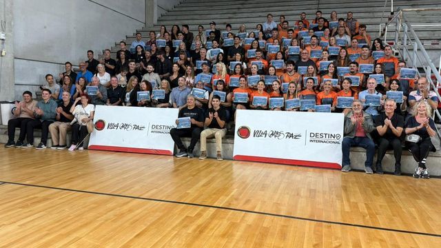 Entrega de certificados a los docentes e instituciones del programa Familia Activa en el Estadio Arena.