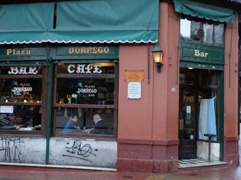 Vuelve un clásico de San Telmo: qué se come hoy en el Plaza Dorrego Bar, el refugio de Borges y Sabato que reabrió sus puertas