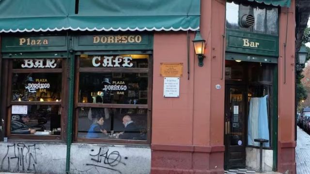 Vuelve un clásico de San Telmo: qué se come hoy en el Plaza Dorrego Bar, el refugio de Borges que reabrió sus puertas