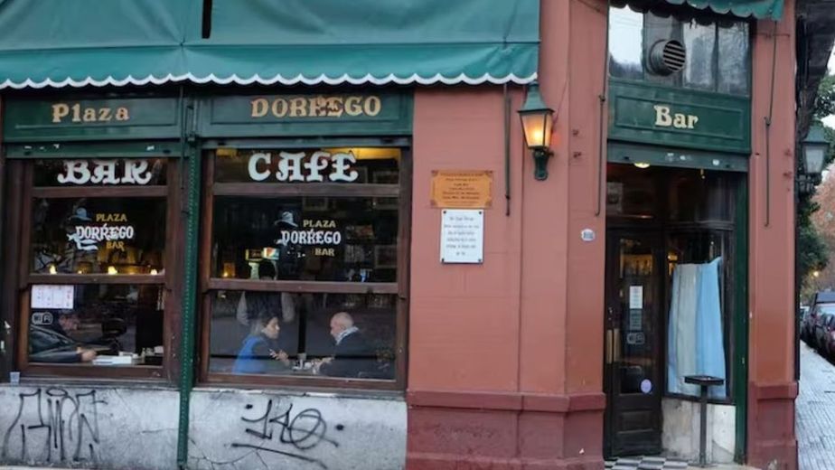 Vuelve un clásico de San Telmo: qué se come hoy en el Plaza Dorrego Bar, el refugio de Borges y Sabato que reabrió sus puertas