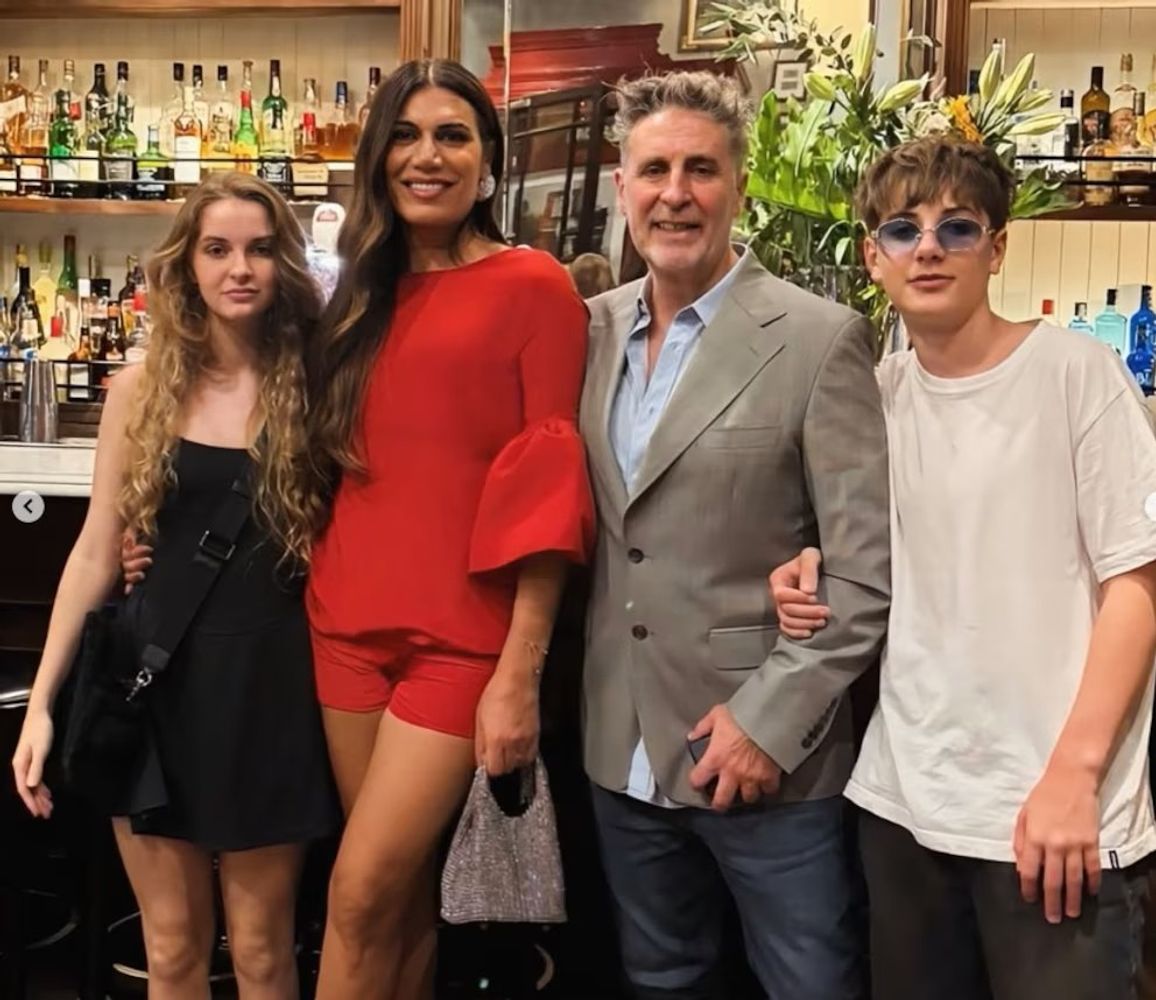 Flor de la V junto a su familia