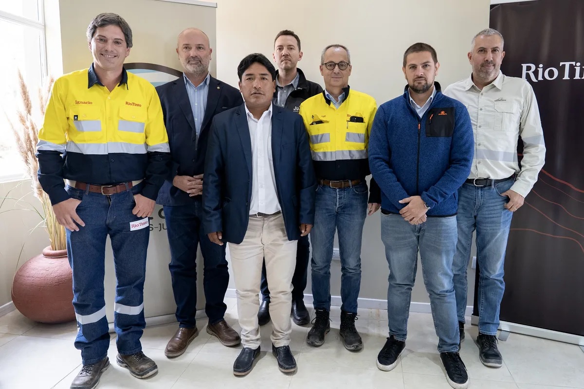 De izquierda a derecha: Ignacio Costa, José Gómez, Mario Gerónimo, Jérôme Pécresse, Exequiel Lello Ivacevich y Luciano Mancuso, al término de la reunión de trabajo mantenida en Olaroz.,
