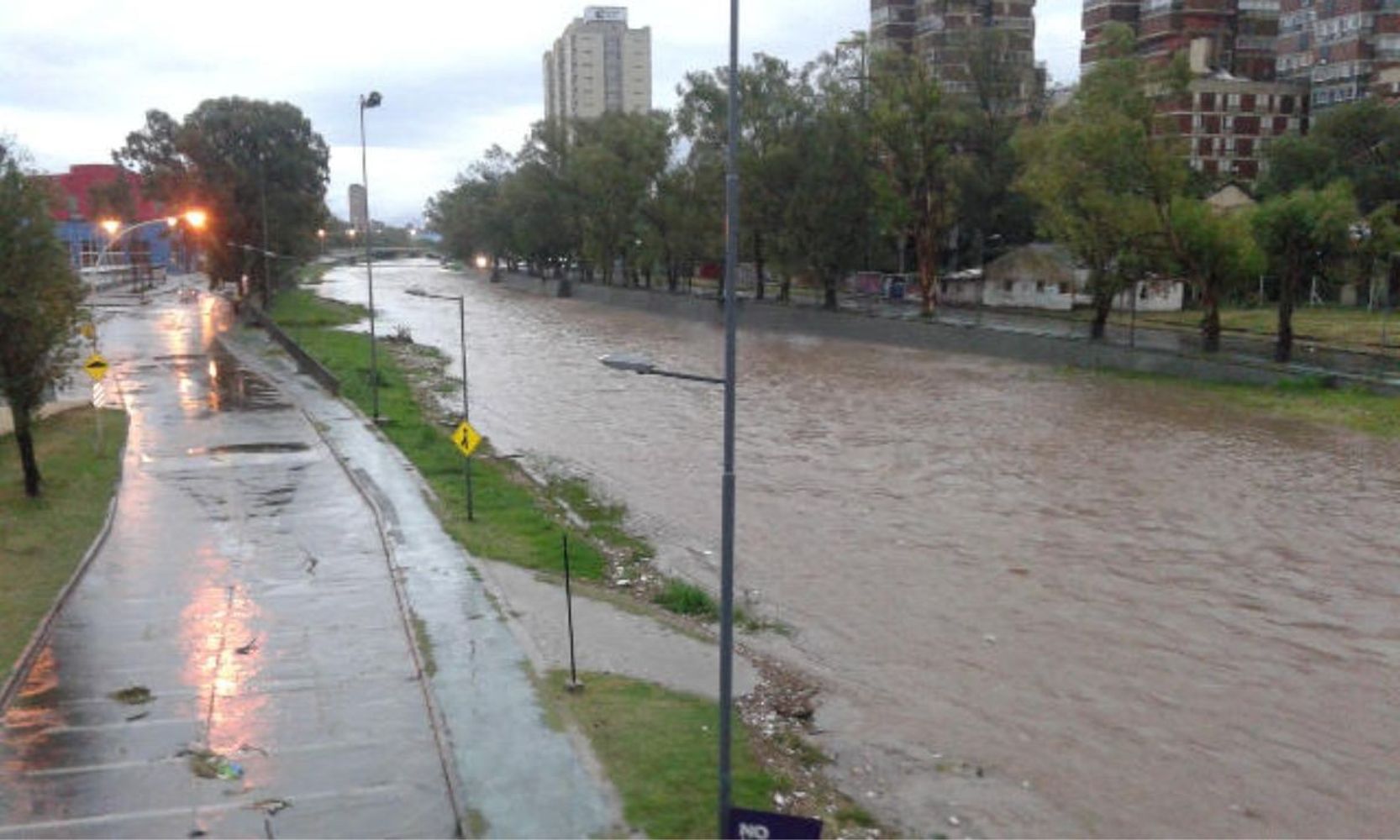 Por las fuertes lluvias, cortes en la avenida Costanera en Córdoba ciudad.