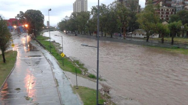 Por las fuertes lluvias, cortes en la avenida Costanera en Córdoba ciudad.