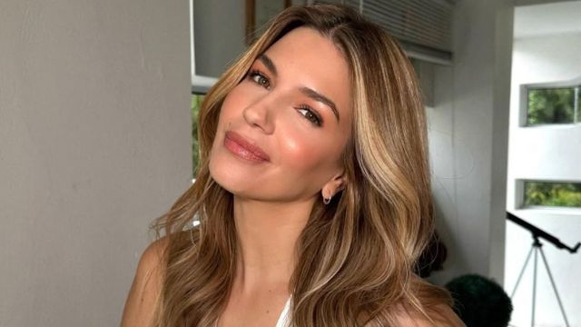Marcela Kloosterboer apostó por un pantalón color mostaza y dio cátedra de estilo con un look urbano en tendencia