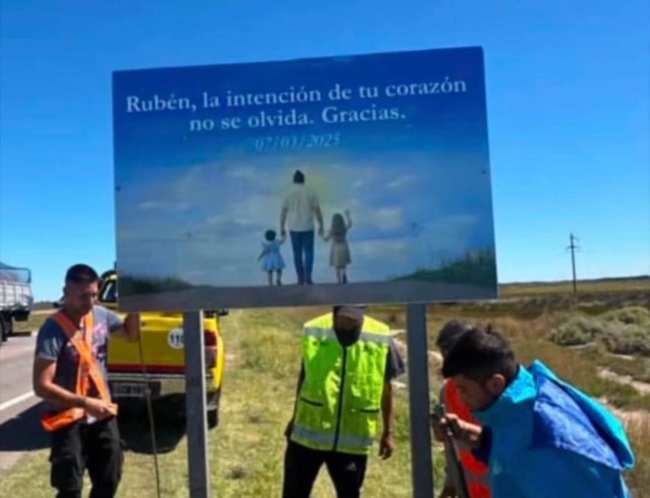Cartel que recuerda a Rubén Zalazar. 