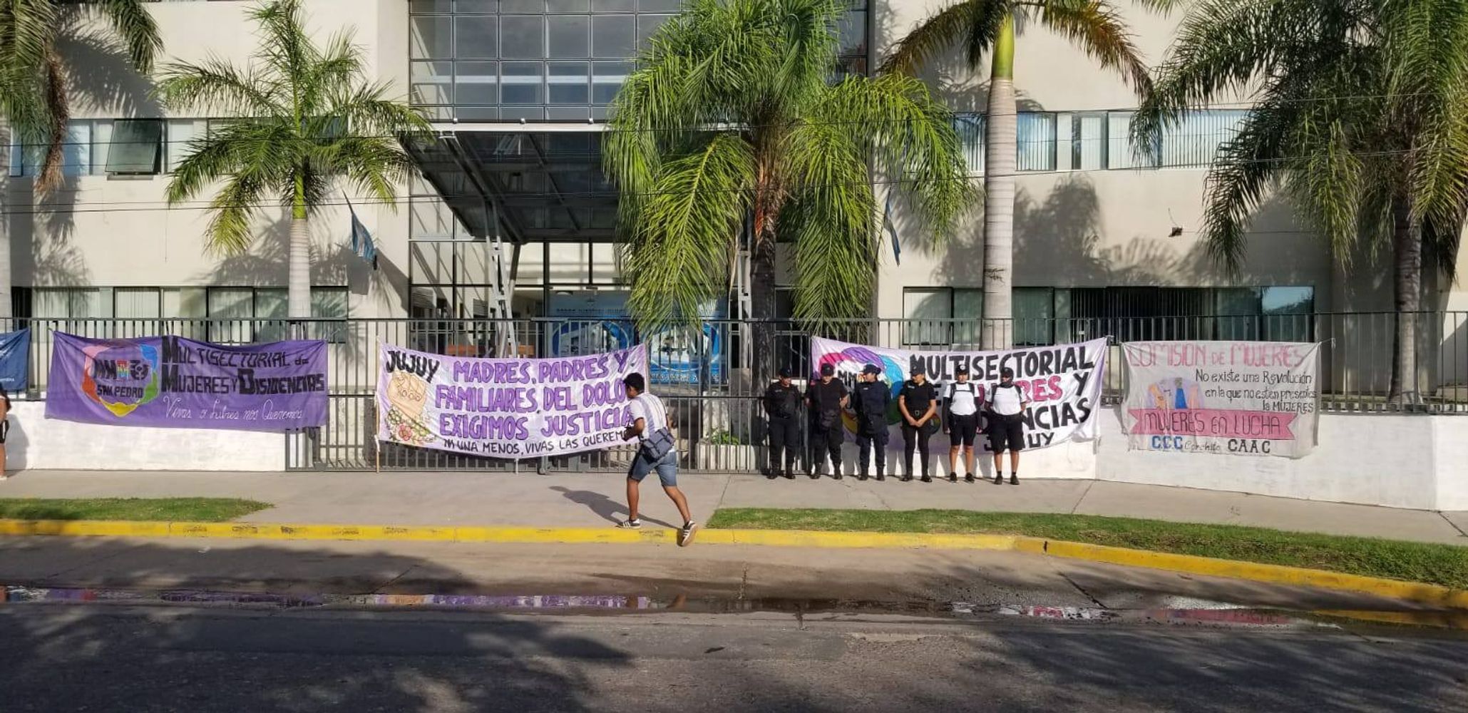 Este jueves el Centro Judicial de San Pedro de Jujuy fue escenario de una jornada cargada de tensión y profunda emotividad: el femicida de Tamara Fierro fue condenado a prisión perpetua.