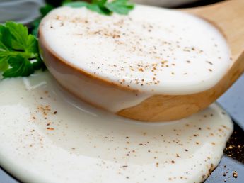 Cómo hacer una salsa bechamel: el truco secreto para que salga sin grumos