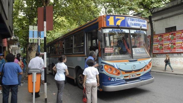Los docentes pagarán la mitad del boleto interurbano y rural.
