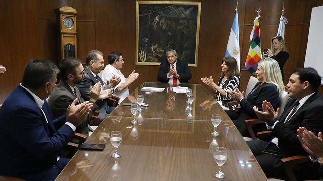 El acuerdo articula a Salud, Educación y Caja Popular, para asegurar respuesta rápida ante accidentes o episodios de salud en las escuelas.