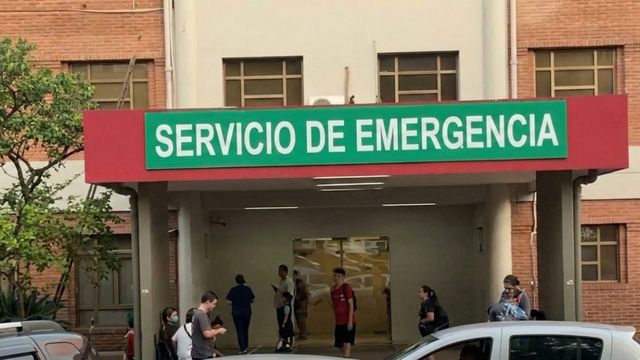 Posadas: el alumno herido de bala en la EPET 1 fue trasladado a sala común y recibe contención de familiares y compañeros.