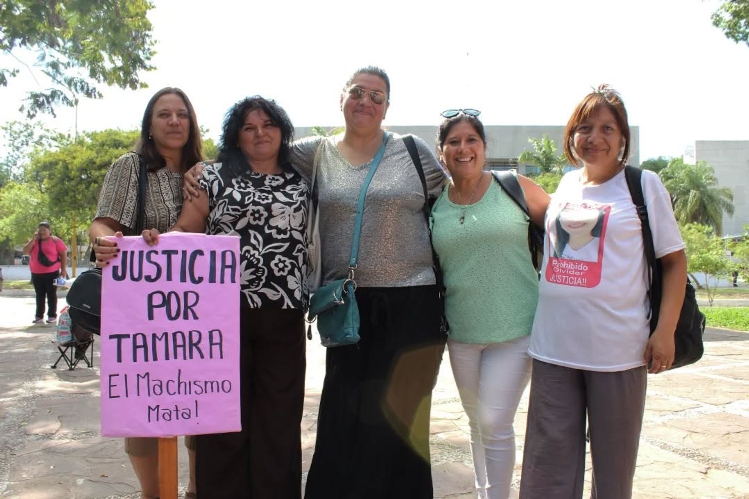 Las abogadas querellantes Mariana Vargas, Alejandra Cejas y Silvina Llanes, acompañando a  Sonia Figueroa, madre de Tamara. Con ellas, Mónica Cunchila, madre de Iara Rueda, también víctima de femicidio.