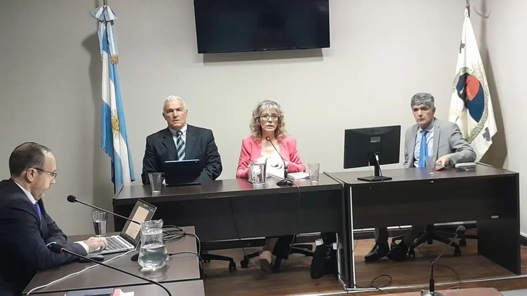 En la audiencia de alegatos, cumplida el pasado 2 de marzo, el fiscal Ernesto Resúa (izq.) afirmó que quedó acreditado que Tamara Fierro fue asesinada en el interior de la vivienda de Guerrero y sostuvo que se trató de “uno de los crímenes más atroces de la provincia”.