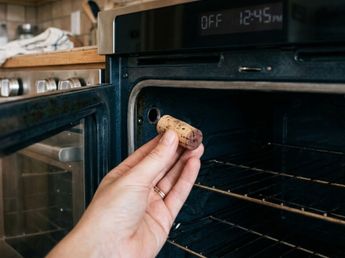 Para qué sirve colocar un corcho dentro de un horno apagado