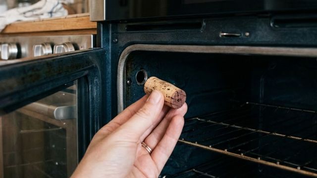 Colocar un corcho dentro de un horno que está apagado