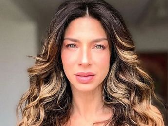 Romina Gaetani dio cátedra de estilo con el pantalón denim de la temporada y lo combinó con un accesorio en tendencia