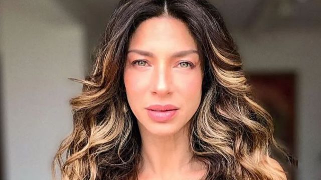 Romina Gaetani dio cátedra de estilo con el pantalón denim de la temporada y lo combinó con un accesorio en tendencia