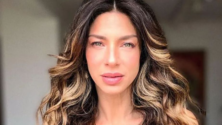 Romina Gaetani dio cátedra de estilo con el pantalón denim de la temporada y lo combinó con un accesorio en tendencia