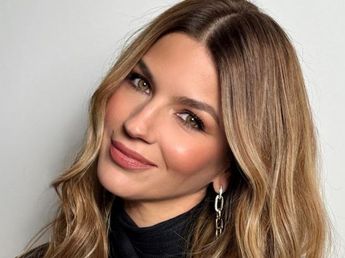 Marcela Kloosterboer dio cátedra de estilo con un look sastrero color blanco y lo combinó con el accesorio en tendencia