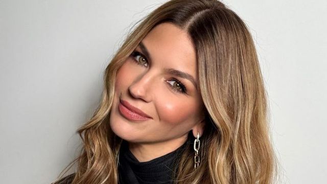 Marcela Kloosterboer dio cátedra de estilo con un look sastrero color blanco y lo combinó con el accesorio en tendencia