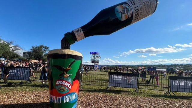 El Festival Provincial del Fernet llega a la Plaza Próspero Molina para celebrar la identidad cordobesa con música y gastronomía.