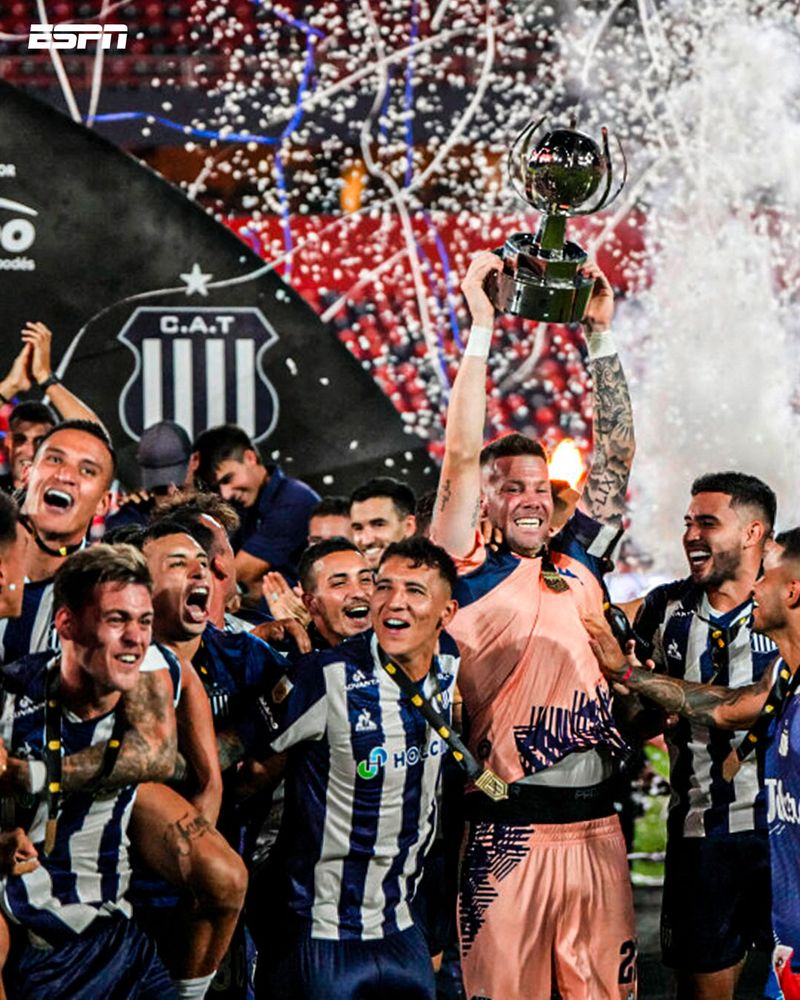 Festejo de Talleres campeón ante River en Paraguay
