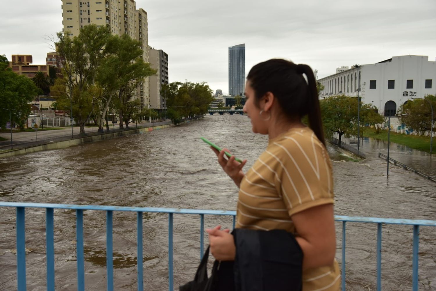 El Suquía, de bote a bote en la capital cordobesa.