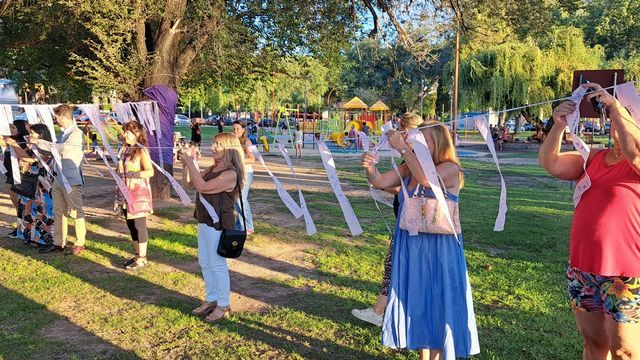 Vecinas de la ciudad participan de una intervención colectiva en el marco del 8M.