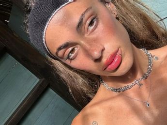 Desde la cama, Tini Stoessel posó con un corpiño de encaje y se llevó todos los piropos