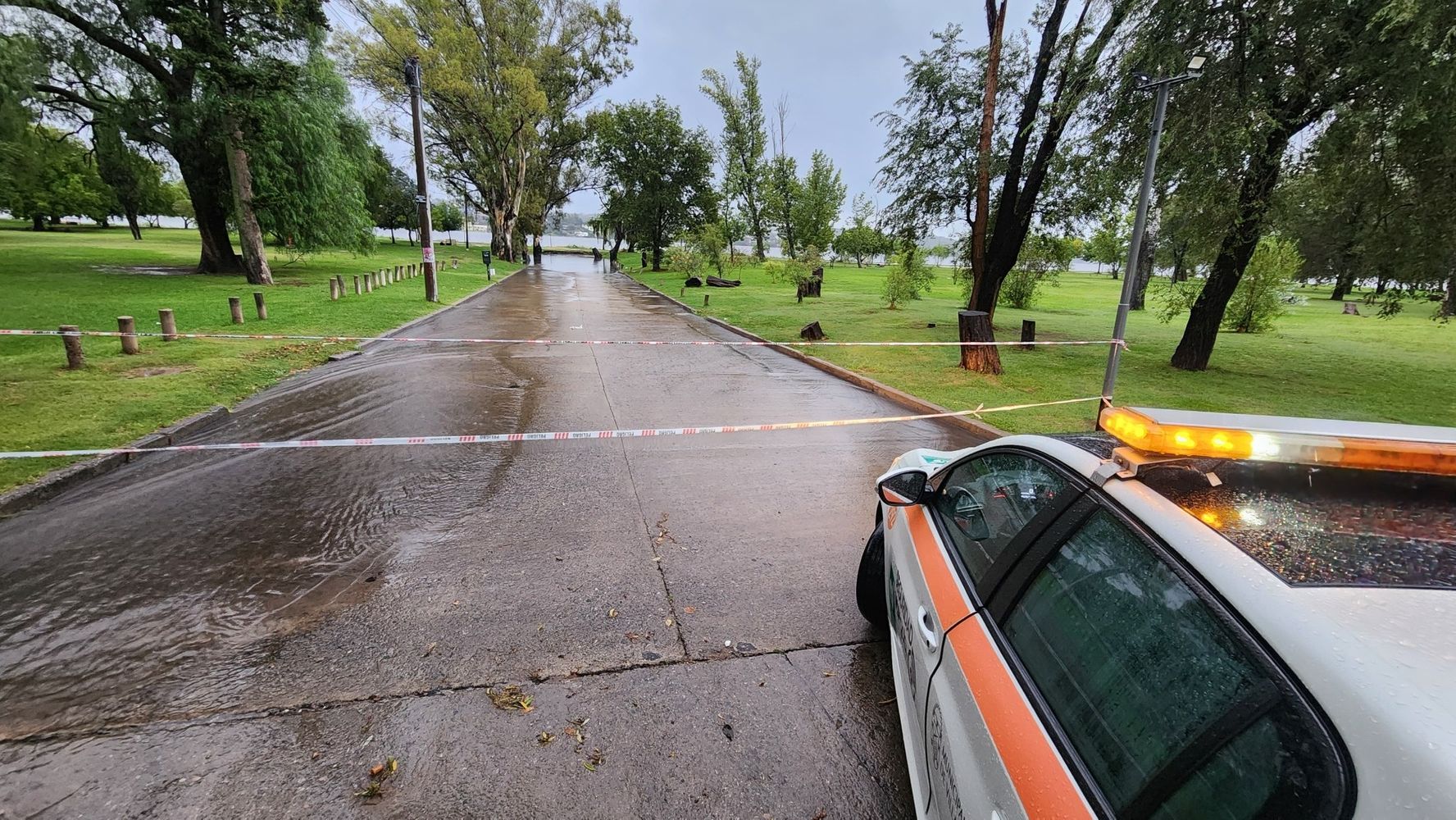 Controles y restricciones en sectores de costa de río y lago de Villa Carlos Paz.